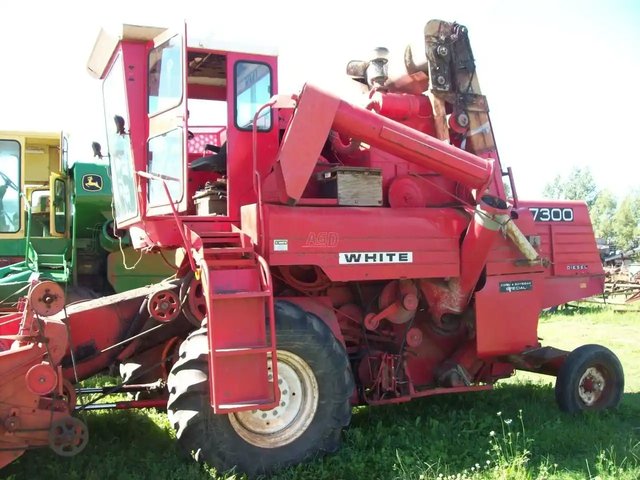 White 7300 Batteuse