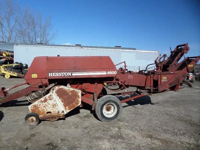 1982 Hesston 4600 presse à balle carrée - petite