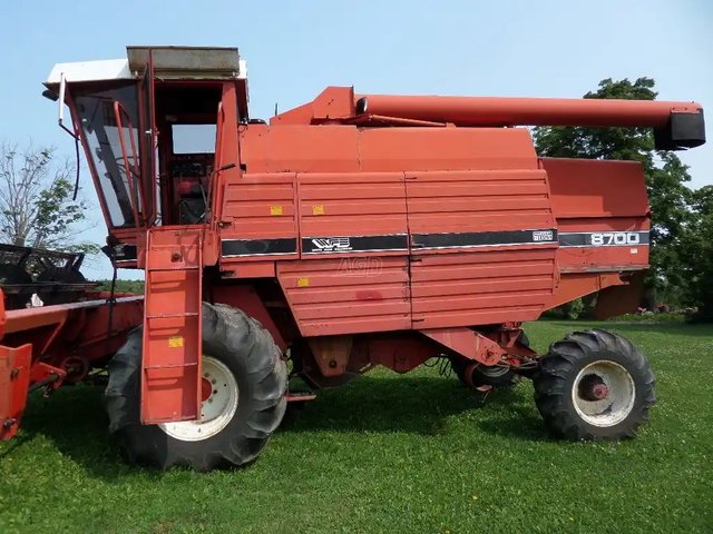 White 8700 Batteuse