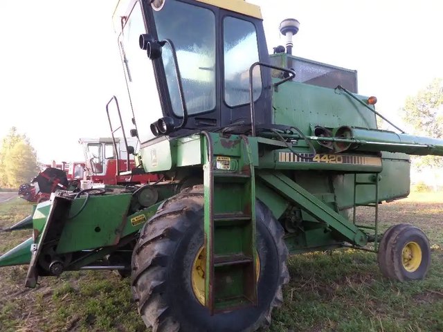 John Deere 4420 Batteuse