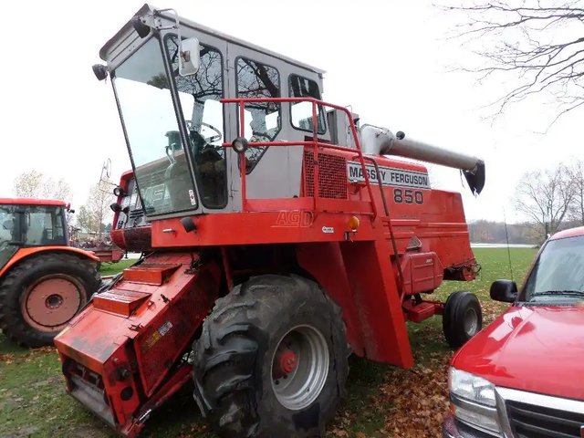 Massey Ferguson 850 Batteuse