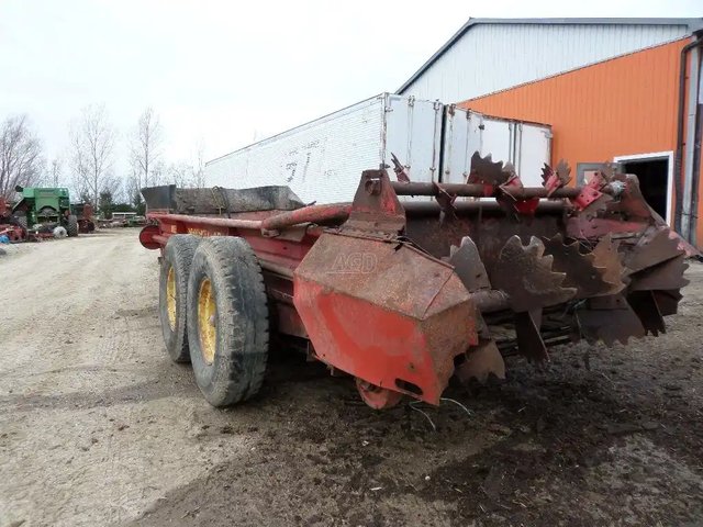 New Holland 680 Épandeur à fumier