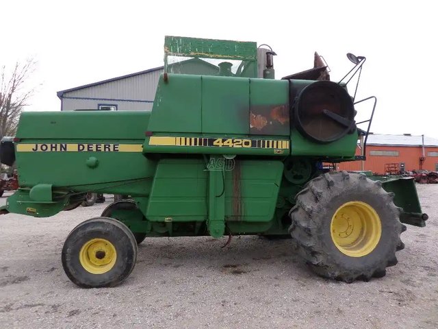 John Deere 4420 Batteuse