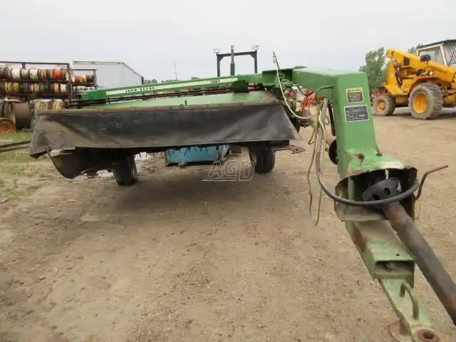 John Deere 1327 Faucheuse-conditionneuse à disques