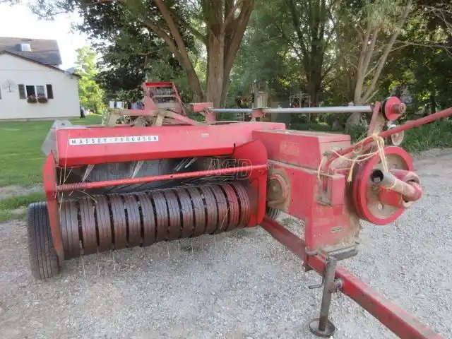 Massey Ferguson 12 presse à balle carrée - petite