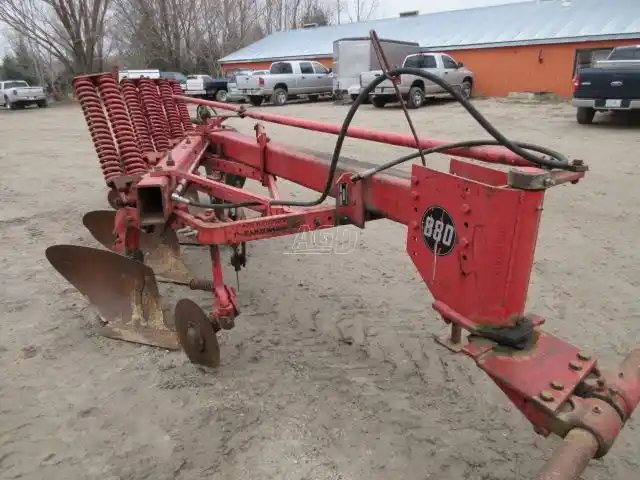 Massey Ferguson 880 Charrue