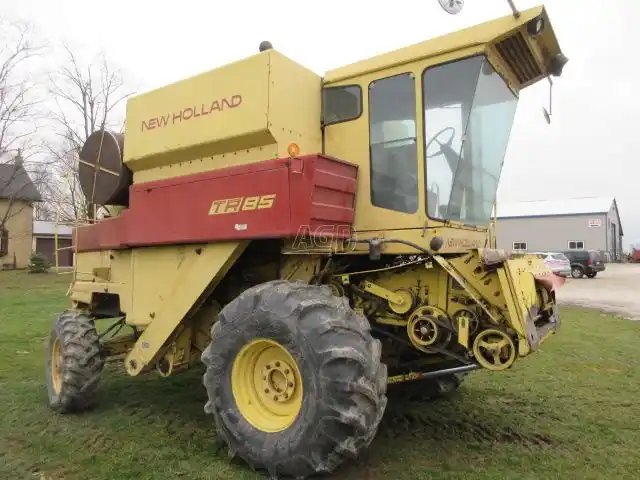 1980 New Holland TR85 Batteuse
