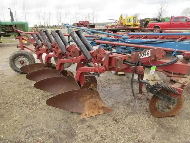 International Harvester 710 Charrue