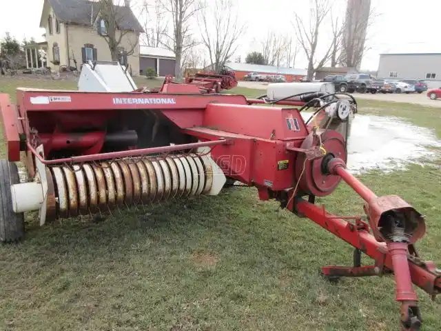 International Harvester 425 presse à balle carrée - petite
