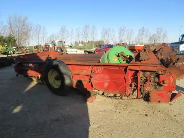 New Holland 679 Épandeur à fumier