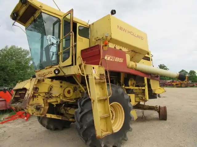 New Holland TR85 Batteuse