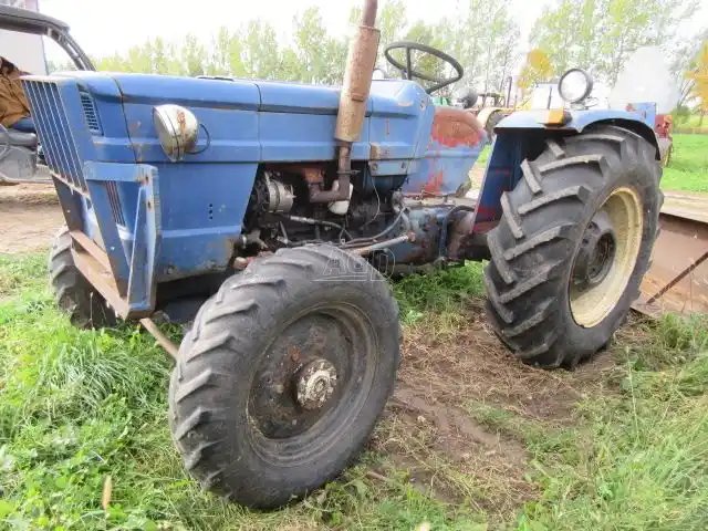 Universal 445 DT Tracteur