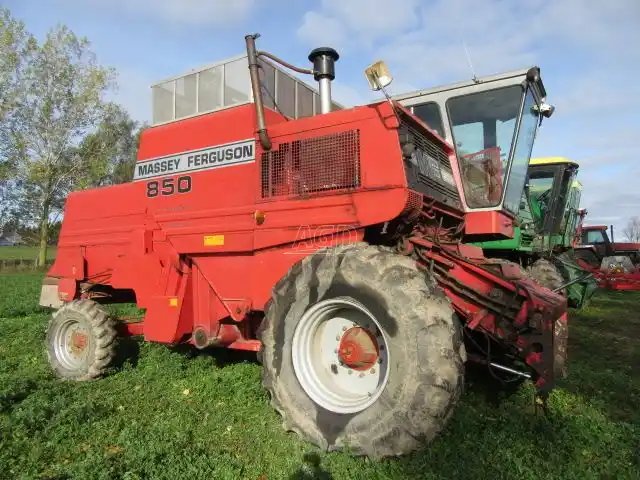 Massey Ferguson 850 Batteuse