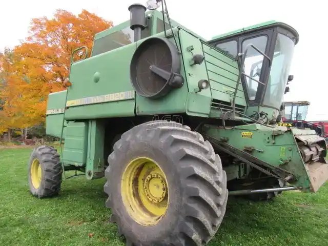 1981 John Deere 8820 Batteuse