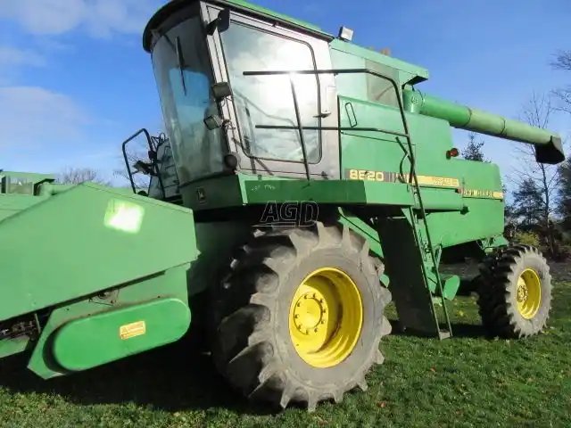 1988 John Deere 8820 TITAN II Batteuse