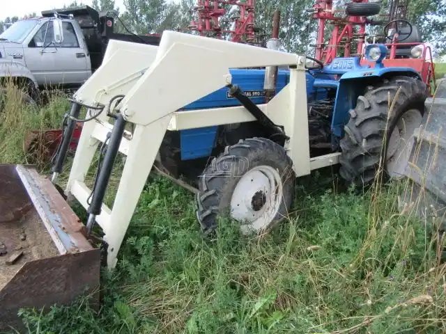 Universal 590DT Tracteur