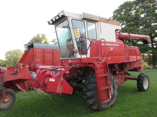International Harvester 815 Batteuse
