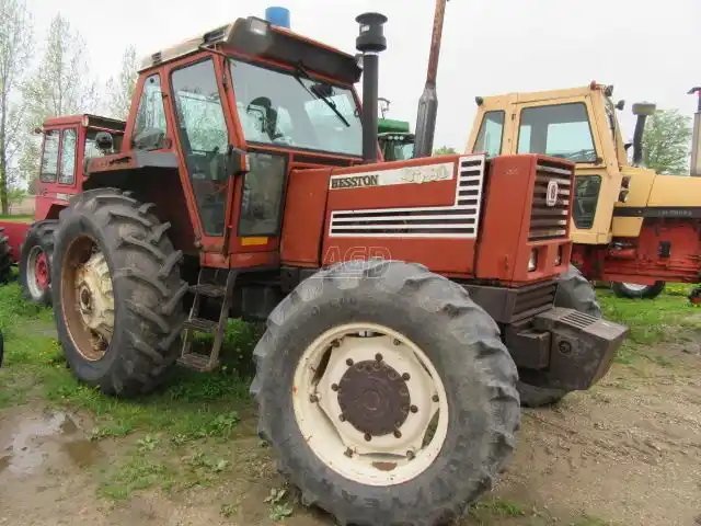 Hesston 130-90 Tracteur