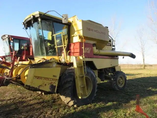 1987 New Holland TR86 Batteuse