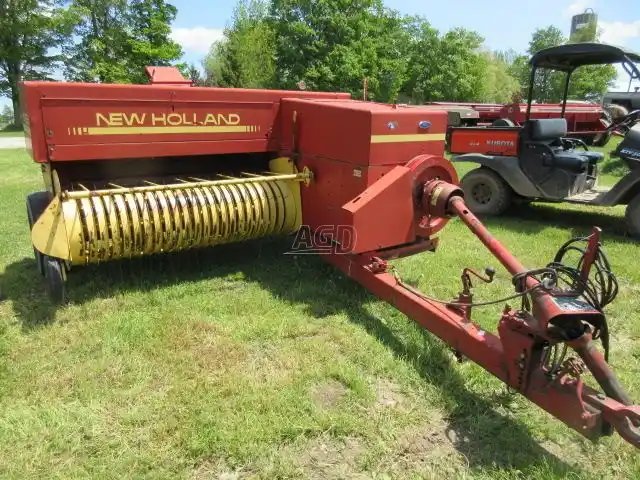 1990 New Holland 565 presse à balle carrée - petite