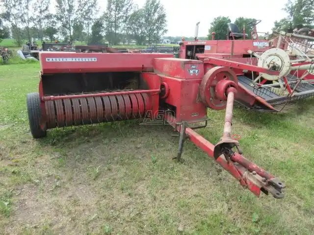 Massey Ferguson 12 presse à balle carrée - petite