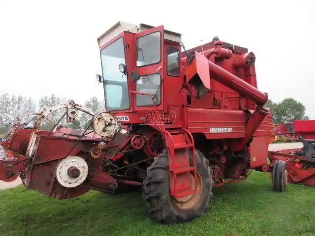 1980 White 7300 Batteuse