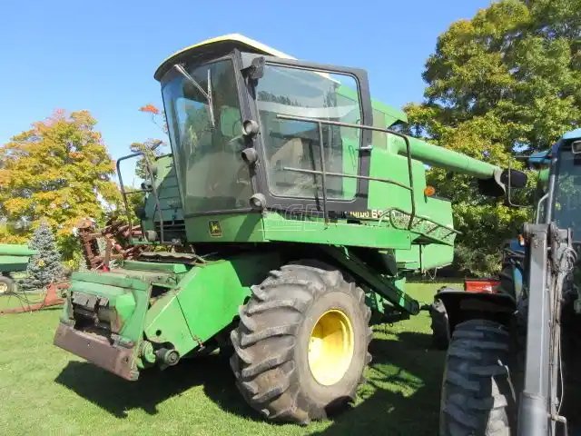 1980 John Deere 6620 Batteuse