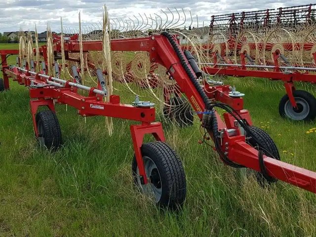 2021 Farm King RE14 râteau