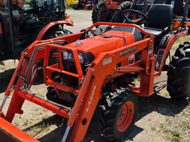 2005 Kubota B7610HSD Tracteur