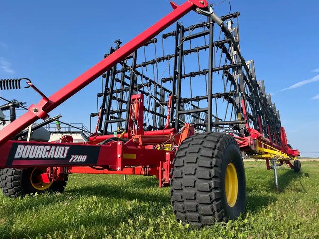 2017 Bourgault 7200 Herse