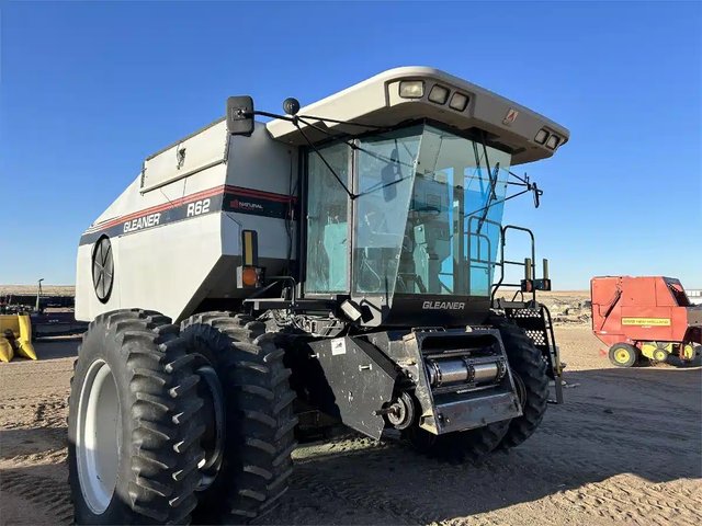 1998 Gleaner R62 Batteuse