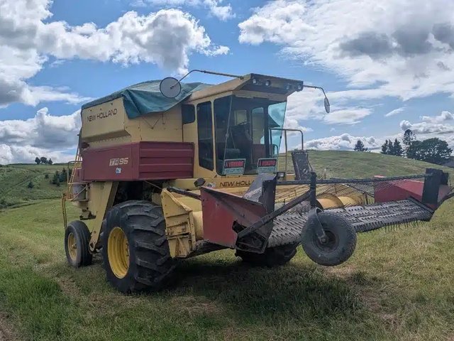 New Holland TR95 Batteuse