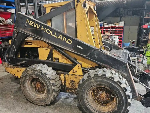 1989 New Holland L785 chargeuse à direction à glissement