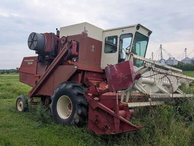 International 715 Batteuse