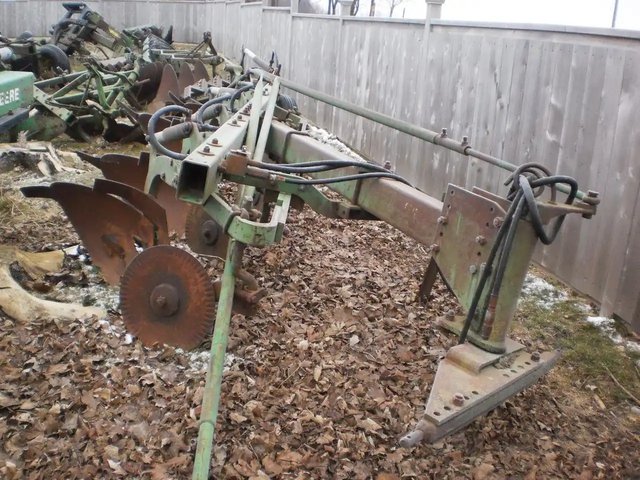 John Deere 350 Charrue