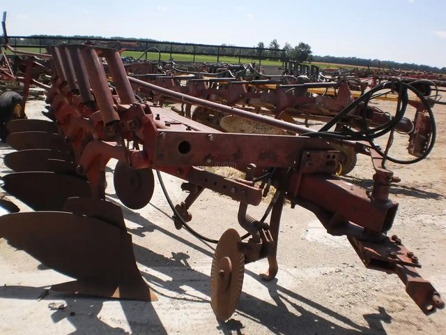 International Harvester 720 Charrue