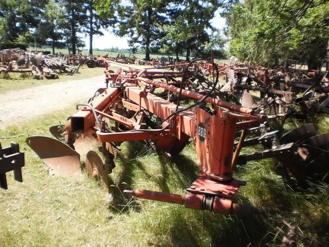 Massey Ferguson 880 Charrue