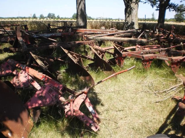 Massey Ferguson older Charrue
