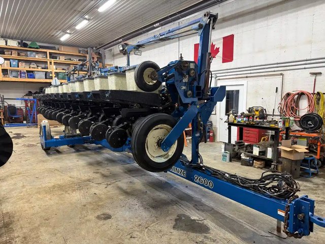 1998 Kinze 2600 Planteur