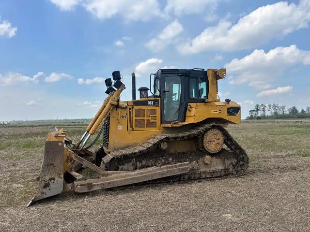 2011 Caterpillar D6T Bouteur