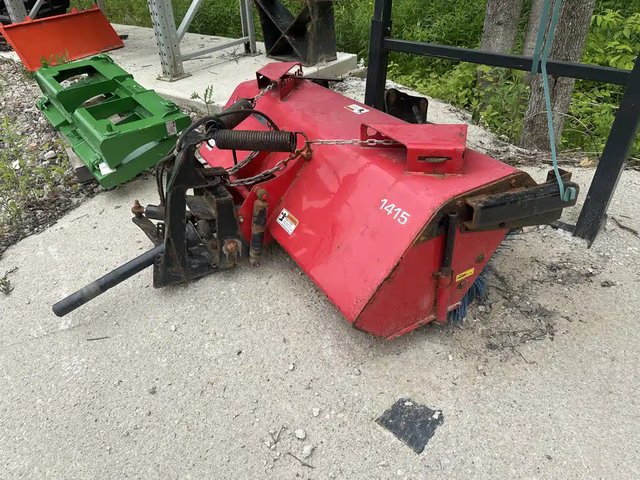 2010 Massey 1415 Balayeur