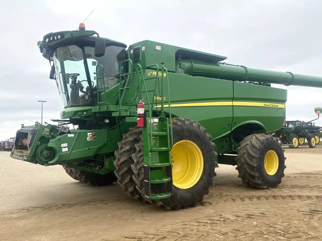 2015 John Deere S680 Batteuse