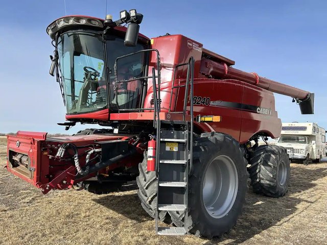 2018 Case IH 8240 Batteuse