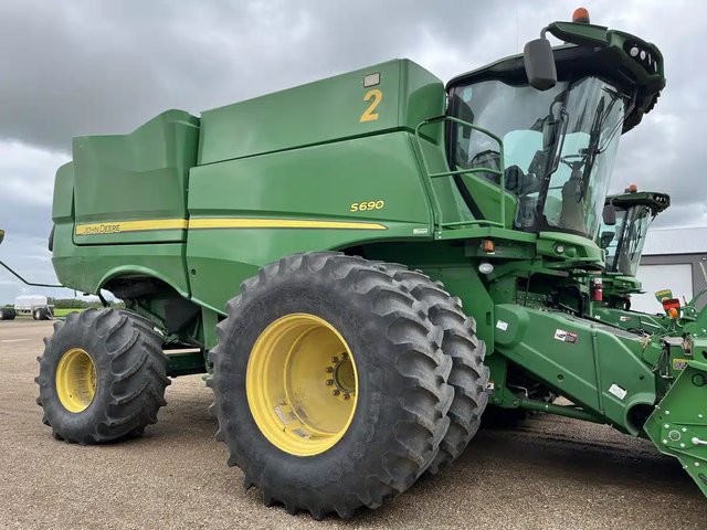 2016 John Deere S690 Batteuse
