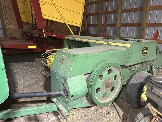 1980 John Deere 336 presse à balle carrée - petite