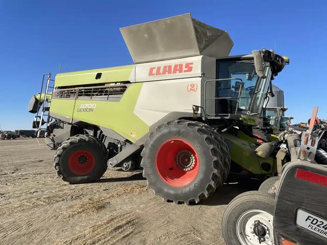 2023 CLAAS LEXION 8700 Batteuse