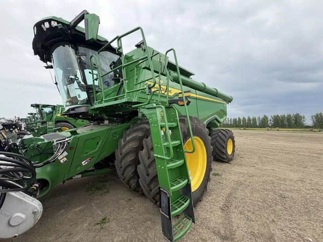 2025 John Deere X9 1000 Batteuse