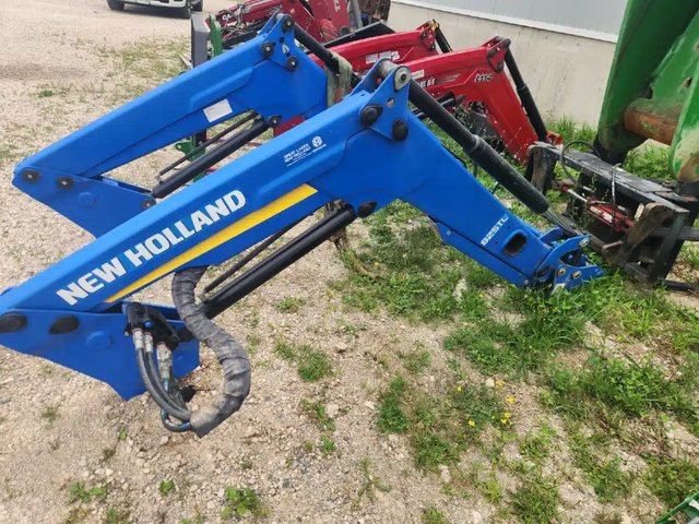 2011 New Holland 825TL chargeur frontal