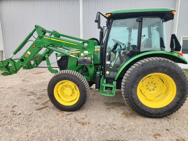 2023 John Deere 5075E Tracteur avec chargeur