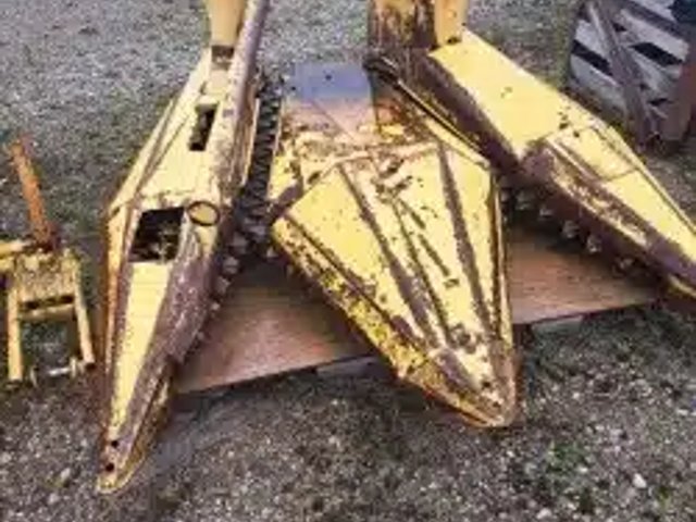 New Holland 824 Nez - Maïs
